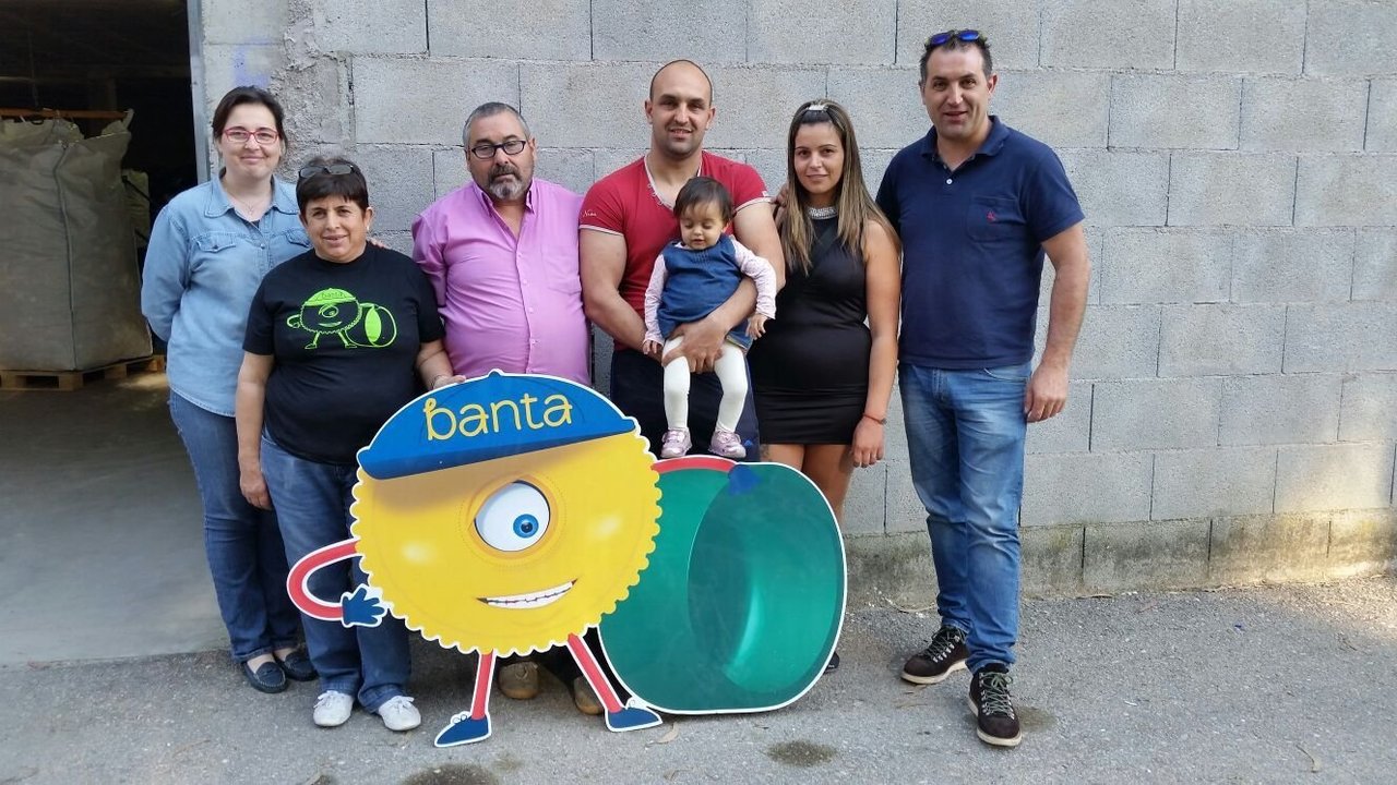 La directiva de Banta con la familia de Porriño que recibirá ayuda.
