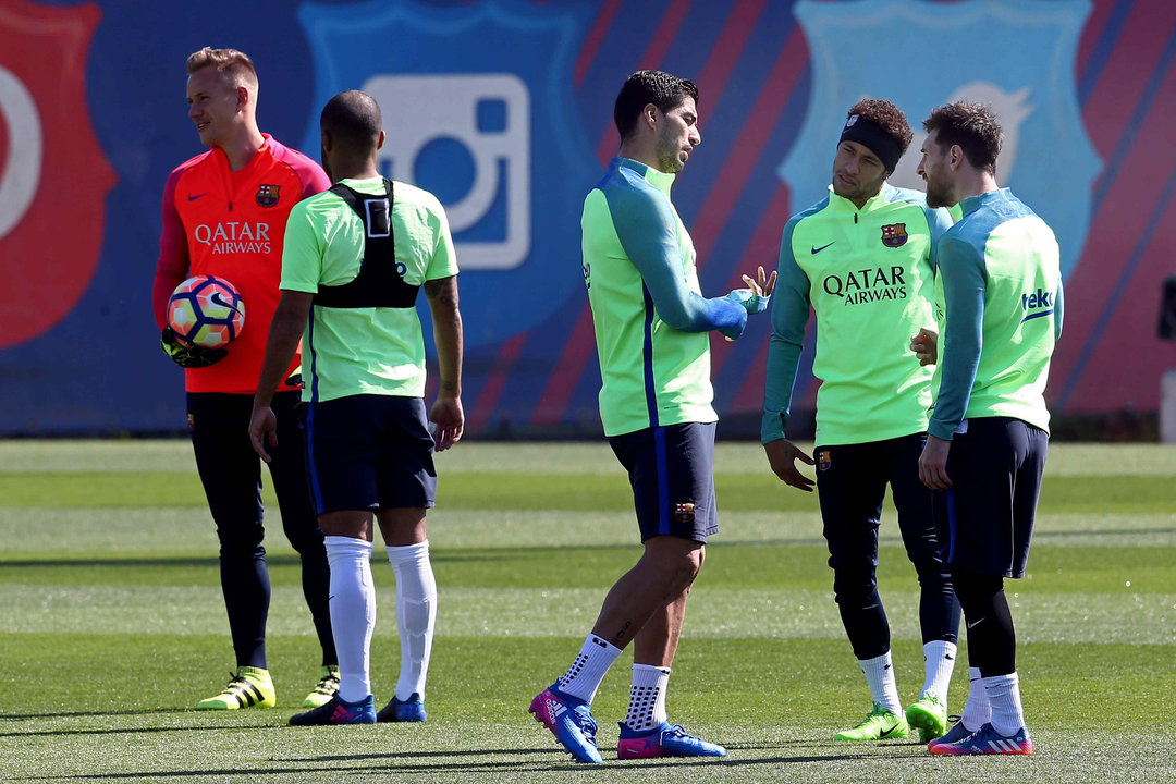 Neymar, en la imagen junto a Luis Suárez y Messi, reaparecerá hoy.