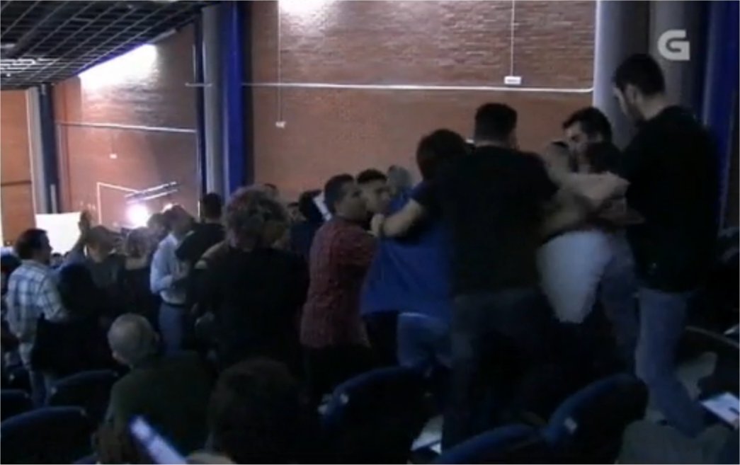 Imagen de la pelea durante la Asamblea de Anova captada por la Televisión de Galicia.