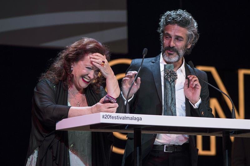 El actor argentino Leonardo Sbaraglia, acompañado por su madre Roxana Randón, tras recibir la Biznaga Premio Málaga-Sur