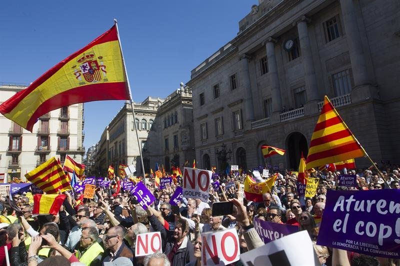 Varios miles de personas convocadas por la plataforma Societat Civil Catalana (SCC), se manifiestan por el centro de Barcelona
