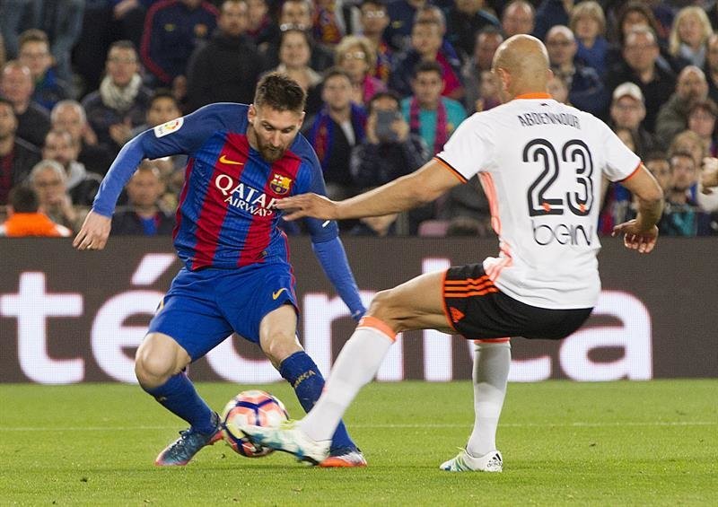Lionel Andrés Messi (i) lucha el balón con el tunecino Aymen Abdennour, del Valencia CF