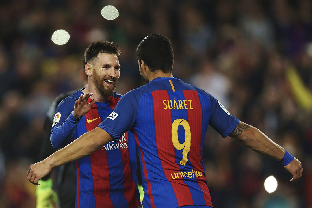 Messi y Luis Suárez celebran uno de los goles marcados ayer por el Barcelona ante el Valencia en el Camp Nou.