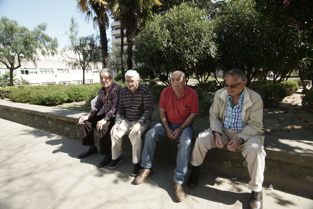 Manuel Pérez, segundo por la derecha,  explica cómo en su ediificio alertaron de no abrir el portal a desconocidos.