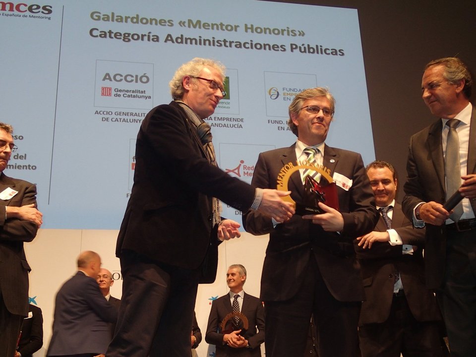 El presidente de Amces Galicia, Ramón Suárez, entregó el premio al Igape.