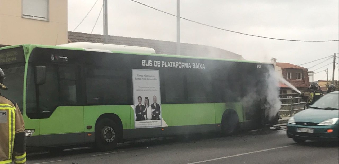 Autobús ardiendo en Chapela   Vicente Alonso