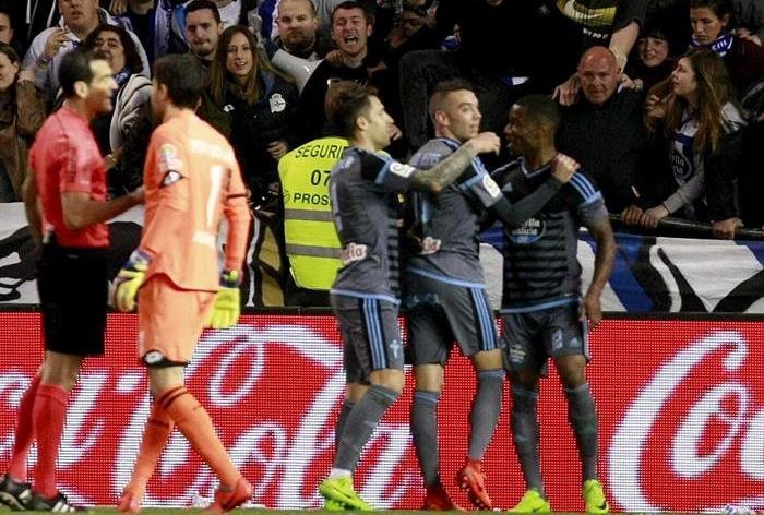 Iago Aspas celebra con sus compañeros, su gol ante el Deportivo
