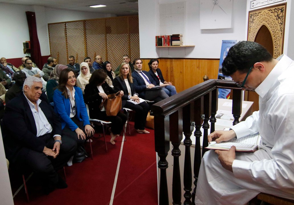 Representantes del PP, ayer en el Centro Islámico de Vigo, donde presentaron la propuesta.
