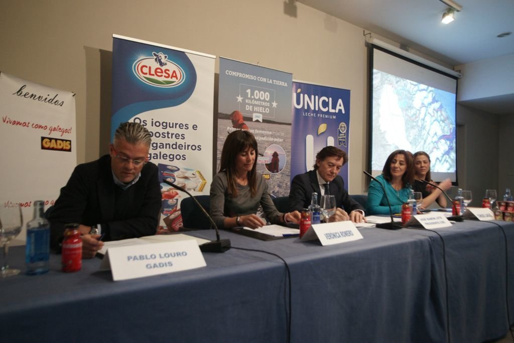Chus Lago (cuarta por la izquierda), con Pablo Louro (Gadisa), Vero Romero; José R. Lete (del CSD), Adina Morales (CLUN) y Rocío García (por Sky).