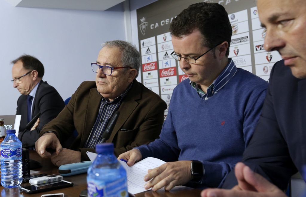 Luis Sabalza (2i), presidente de Osasuna, dio ayer una rueda de prensa.