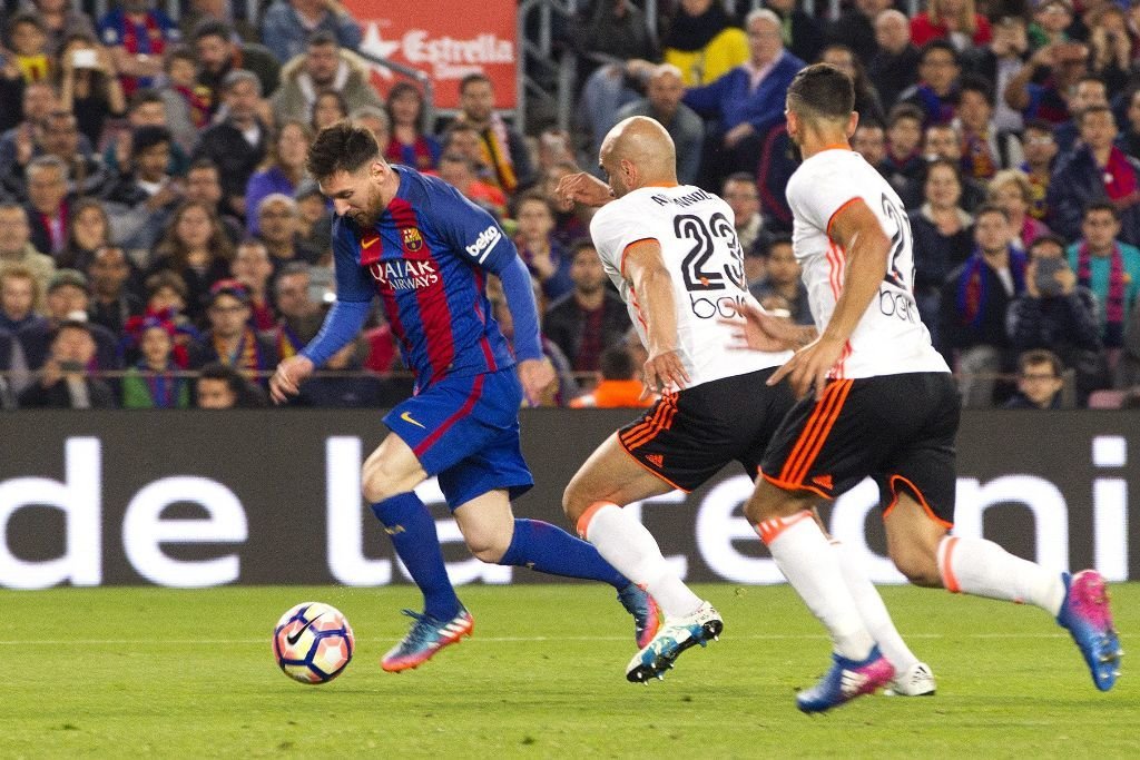 Messi se va de Abdennour para marcar un gol al Valencia.