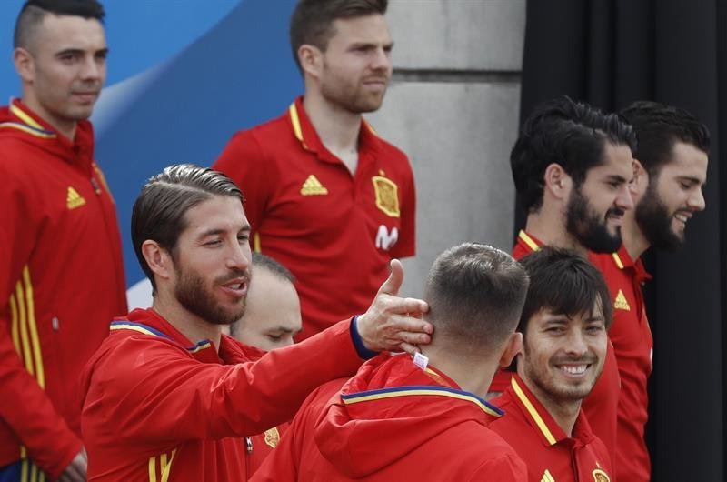 El defensa de la selección española de fútbol Sergio Ramos (2i) detras Iago Aspas