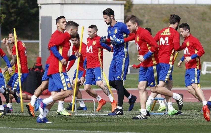 Jugadores de la selección española, con Iago Aspas en el centro, durante el entrenamiento de ayer.