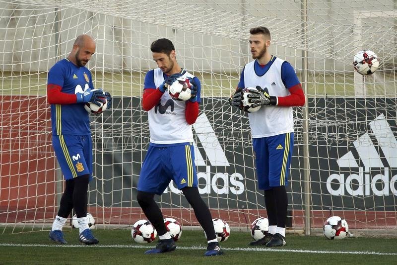 Los porteros de la selección española de fútbol Pepe Reina (i), Sergio Rico (c) y David de Gea (d)