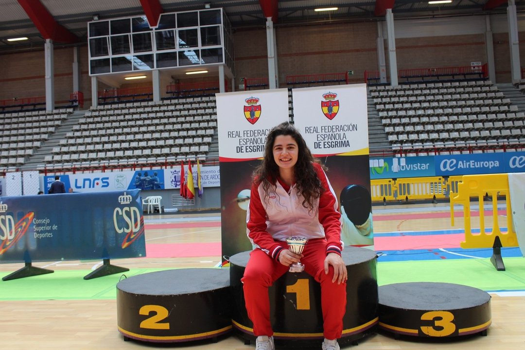 Judith Rodríguez posa en Torrejón de Ardoz con su trofeo.