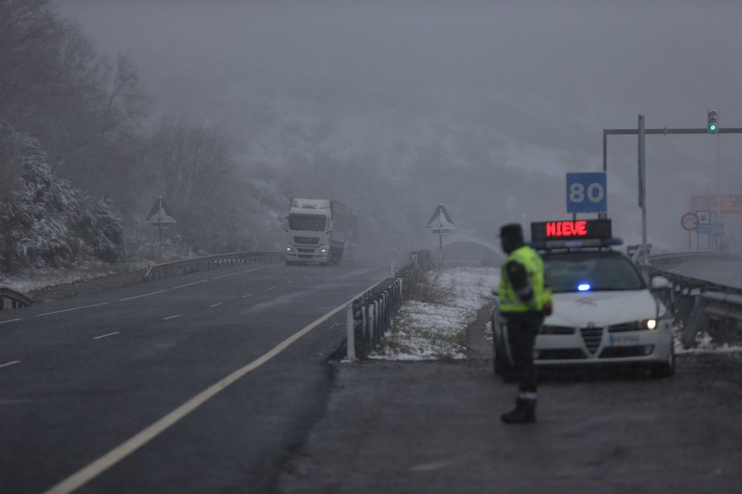 La nieve dificulta el tráfico en la montaña entre Vigo y Ourense    Alberte