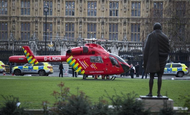 Un helicóptero sanitario llega a la Plaza del Parlamento tras un tiroteo en Londres