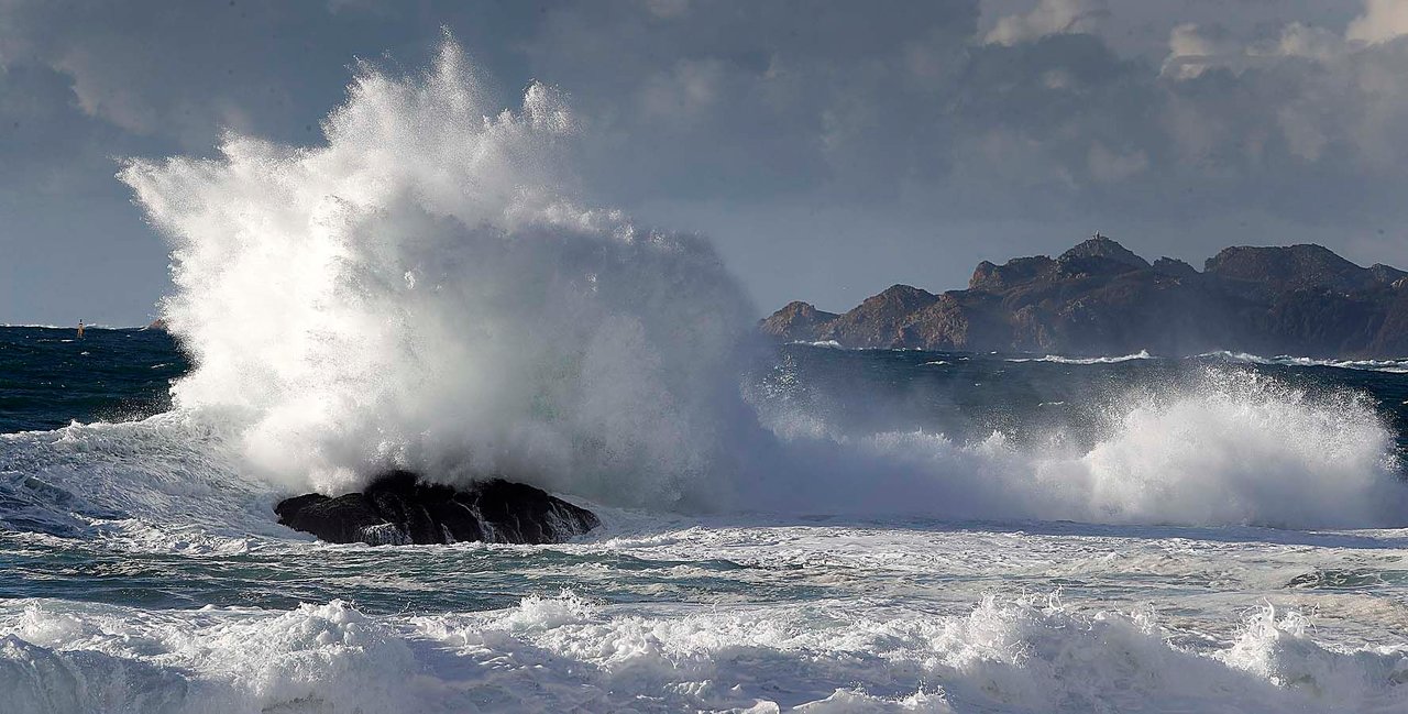 En la costa de Baiona hubo olas de más de siete metros de altura. // JV Landín