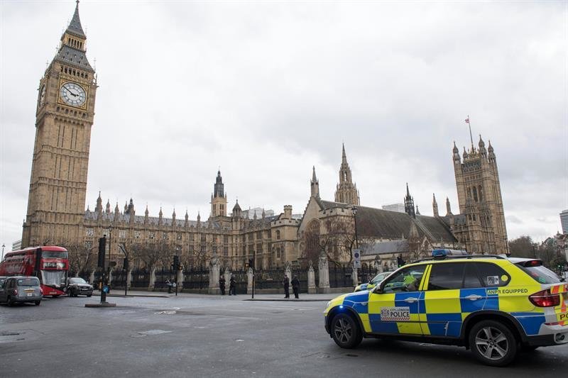 Agentes de policía británicos permanecen en guardia tras un tiroteo ante el Parlamento en Londres, Reino Unido