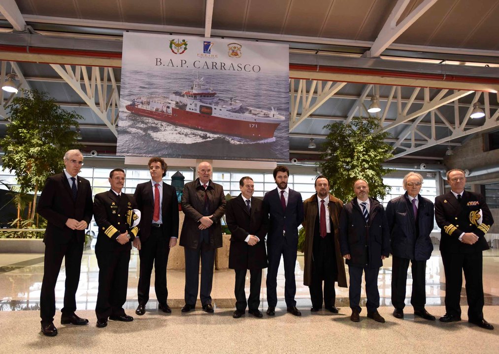 Las autoridades españolas y peruanas posaron ante una gran foto del &#34;BAP Carrasco&#34; en el Tinglado del Puerto, donde se desarrolló la entrega.