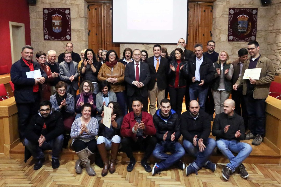 Foto de familia tras la entrega de diplomas a participantes en el Obradoiro &#39;Compromiso Social&#39;.