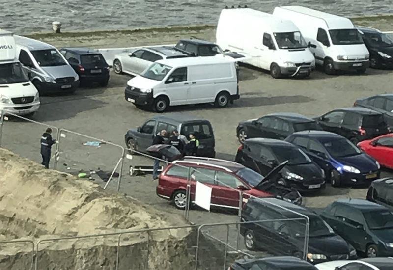 gentes de policía belgas investigan un vehículo en un parking de Amberes
