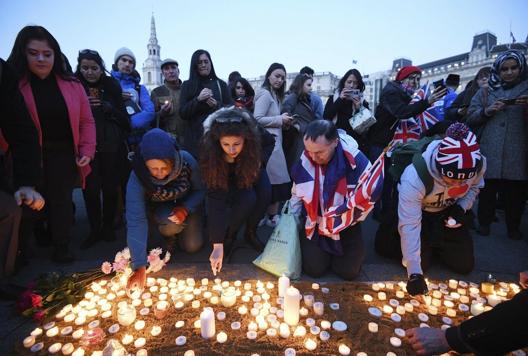 Cientos de personas, muchas de las cuales encendieron velas, participaron en la vigilia de la céntrica plaza de Trafalgar.
