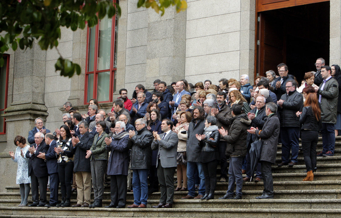 Diputados y trabajadores del Parlamento de Galicia, con su presidente al frente, en la escalera exterior.