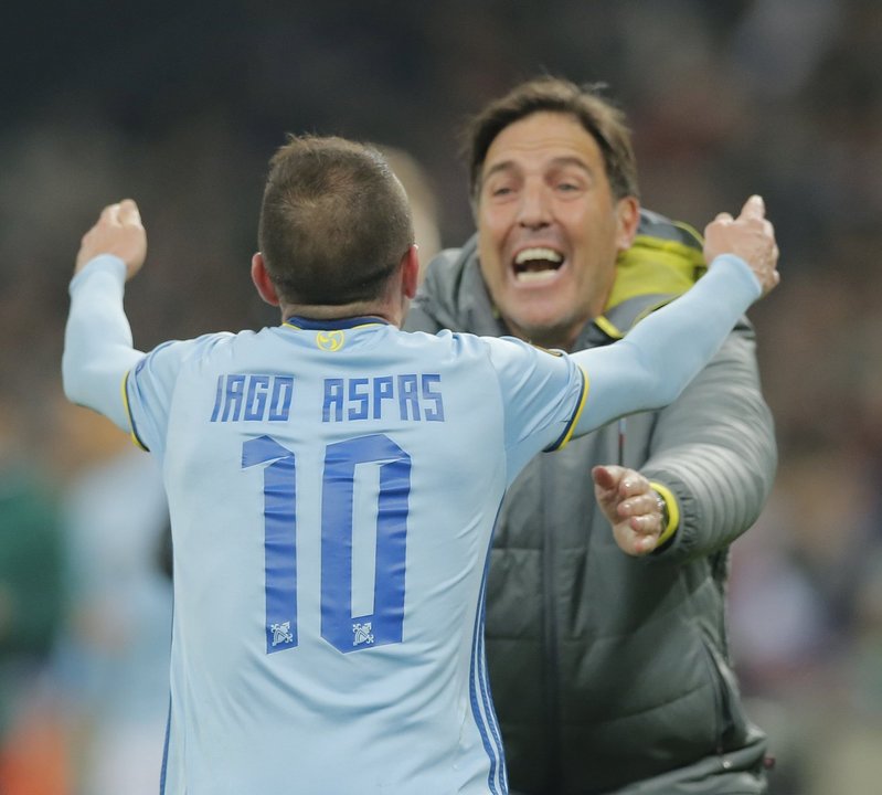 Iago Aspas y Berizzo se abrazan tras el gol del moañés en la eliminatoria europea contra el Krasnodar.