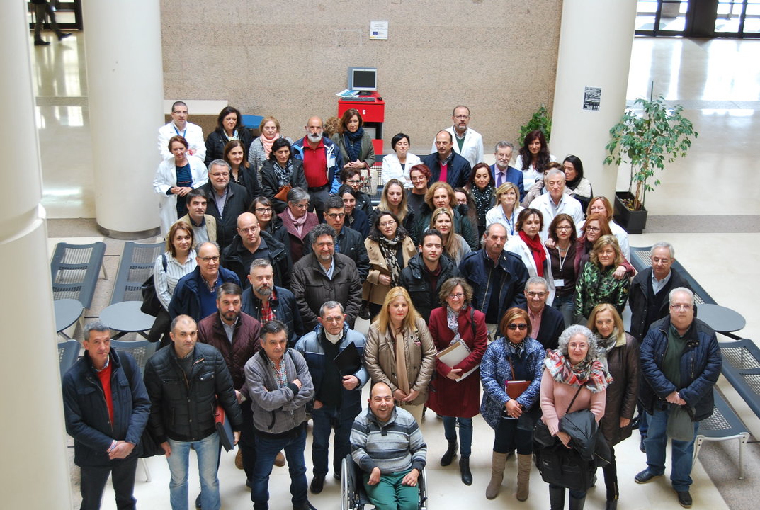 Colectivos de pacientes acudieron ayer a una reunión en el Meixoeiro.