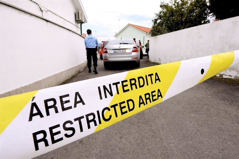 Miembros de la policía científica inspeccionan el lugar en el que se ha producido un cuádruple asesinato
