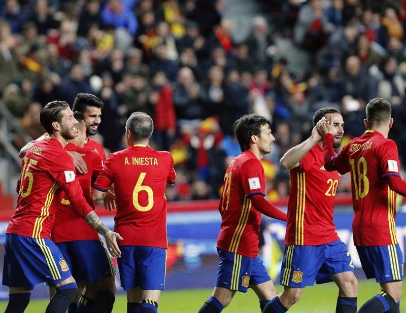 El delantero de la selección española de fútbol Diego Costa (2i) tras conseguir el tercer gol ante Israel
