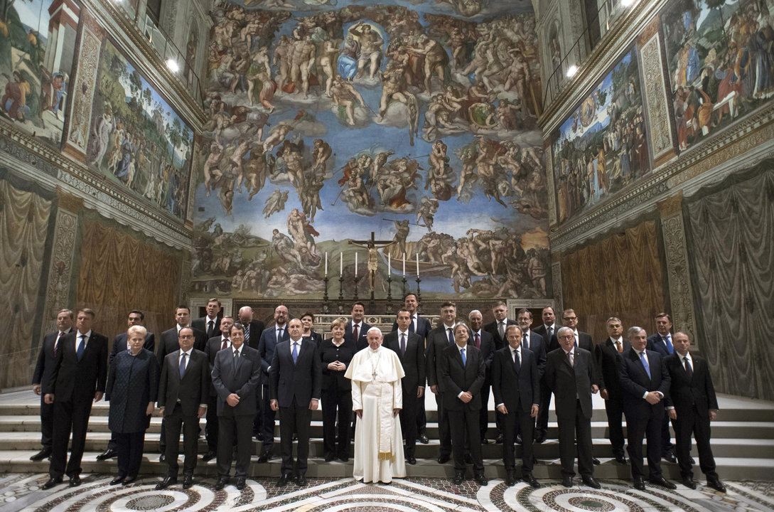 El papa Francisco con los jefes de Estado y de Gobierno de los países de la UE, en la Capilla Sixtina.