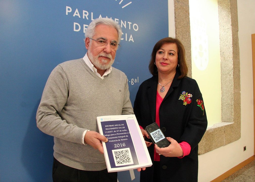 Santalices y López Abella, durante la entrega de la memoria en el Parlamento autonómico.