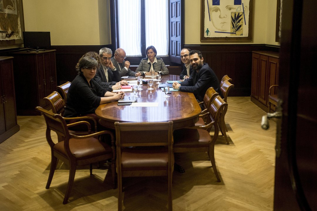 Los miembros de JxSí y la CUP, durante la reunión con Forcadell para aprobar la reforma exprés.
