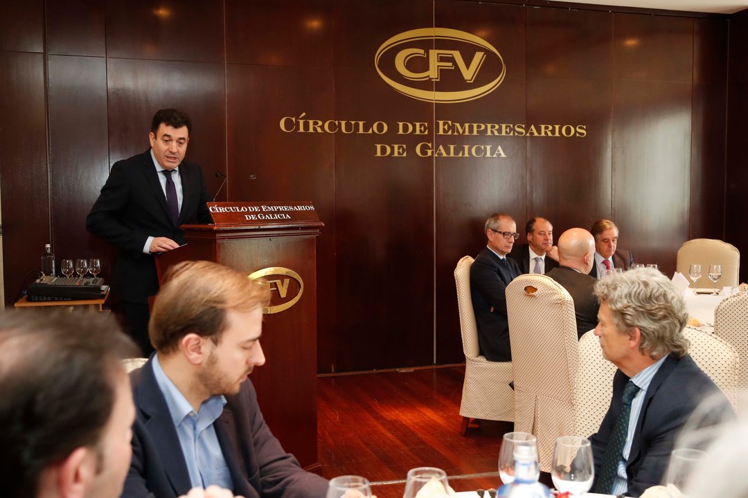 El conselleiro  Román Rodríguez, ayer en su intervención en el Círculo de Empresarios en Vigo.