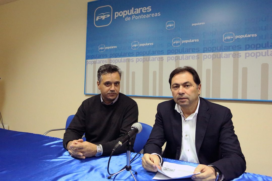 El concejal del grupo popular, Andrés Sampedro y el portavoz del PP de Ponteareas, Salvador González Solla.