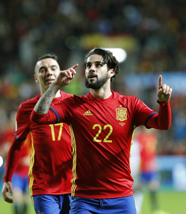 Iago Aspas, junto a Isco tras el cuarto gol de España contra Israel.