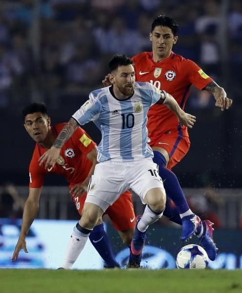 Pablo Hernández persigue a Messi durante el partido de ayer.