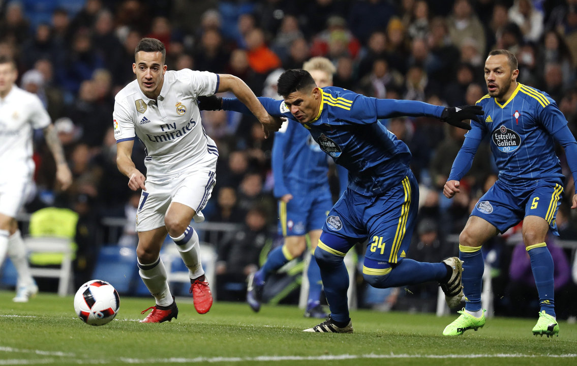 Facundo Roncaglia pugna por un balón con Lucas Vázquez durante el partido de Copa ante el Real Madrid en el Santiago Bernabéu.