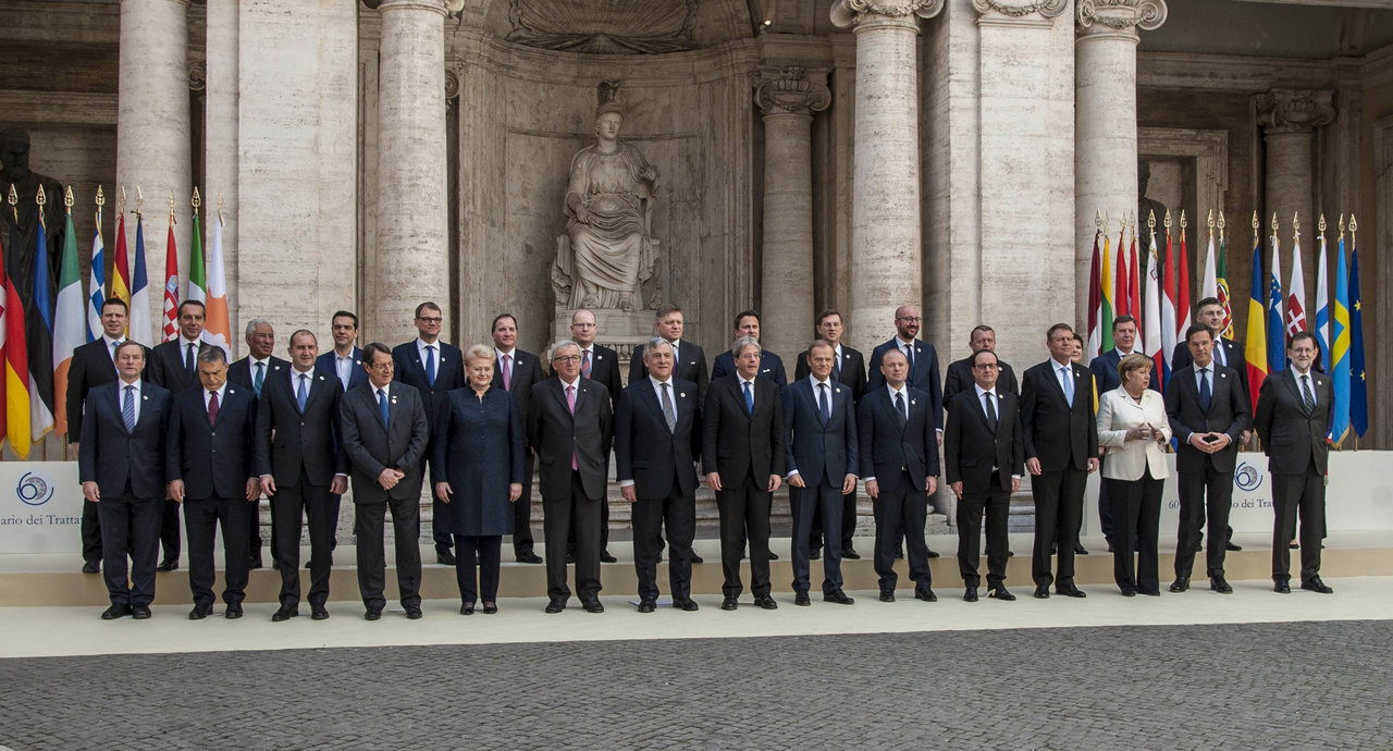 Foto de familia de los jefes de Estado o de Gobierno de los 27 países de la UE, sin Reino Unido, en el Campidoglio, sede del Ayuntamiento romano.