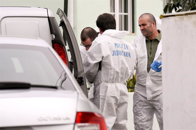 Miembros de la policía científica inspeccionan el lugar en el que se ha producido un cuádruple asesinato, en Barcelos