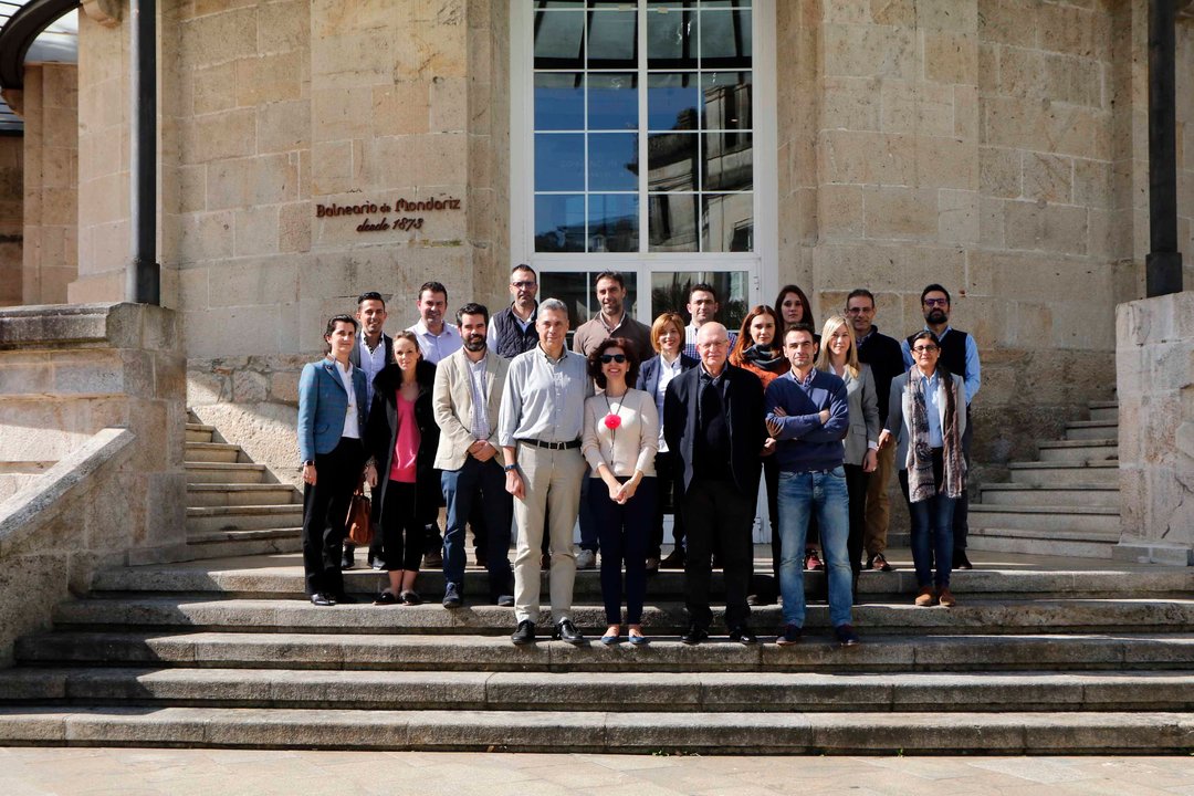 Foto de familia de los participantes en el AMP del Instituto de Empresa, en Balneario de Mondariz.
