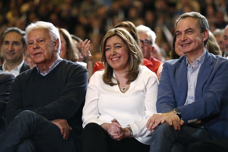 La presidenta de la Junta de Andalucía, Susana Díaz (c), junto a los expresidentes del Gobierno, Felipe González (i) y José Luis Rodríguez Zapatero (d)