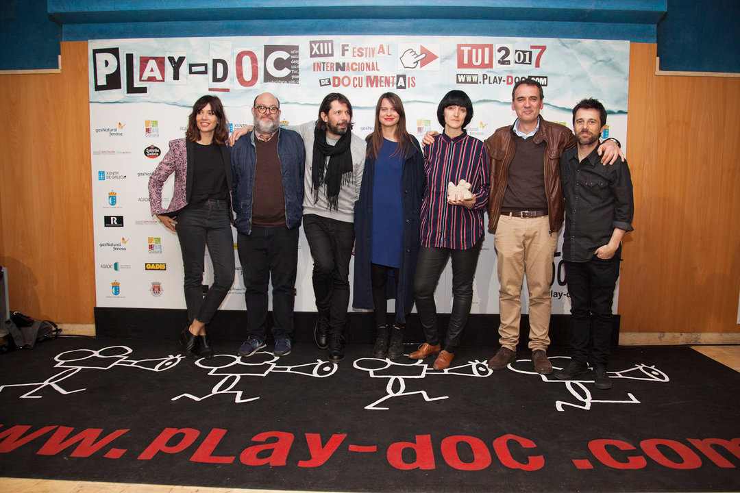 Cláudia Varejão (tercera por la derecha) sostiene su premio junto a los miembros del jurado de Play-Doc.
