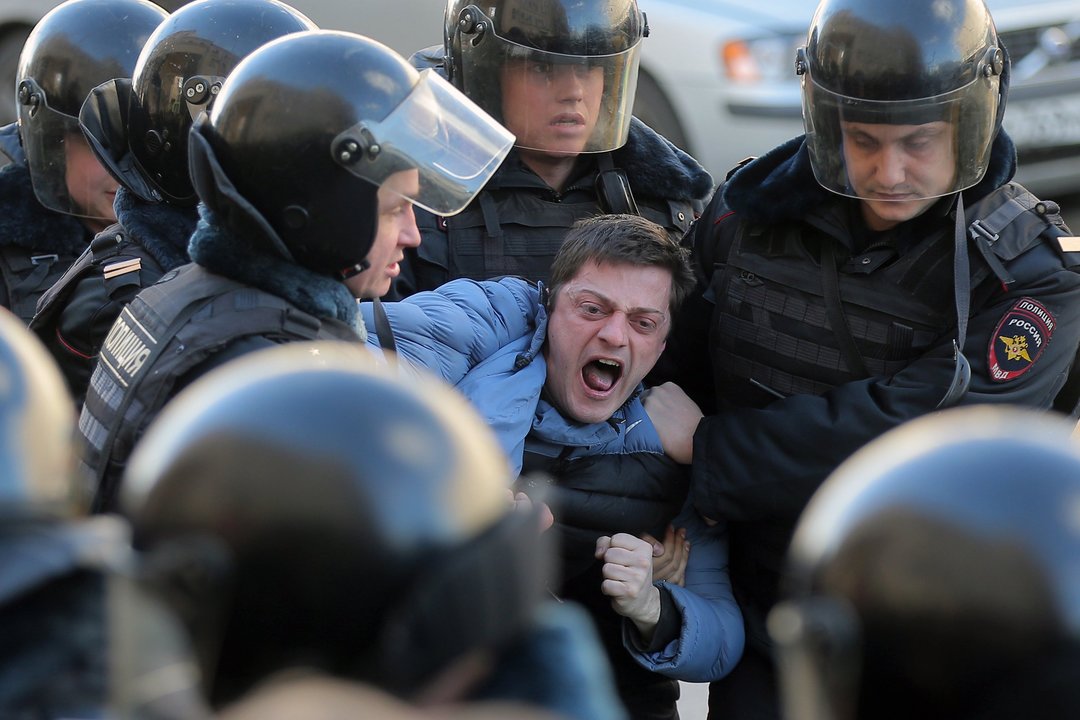 La policía detiene a uno de los manfiestantes que participaban en la concentración de Moscú.