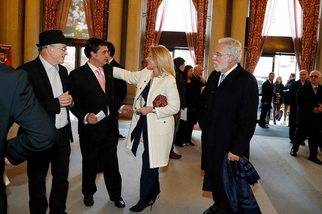 Corina Porro, a la entrada con el presidente del Parlamento, Miguel Santalices.