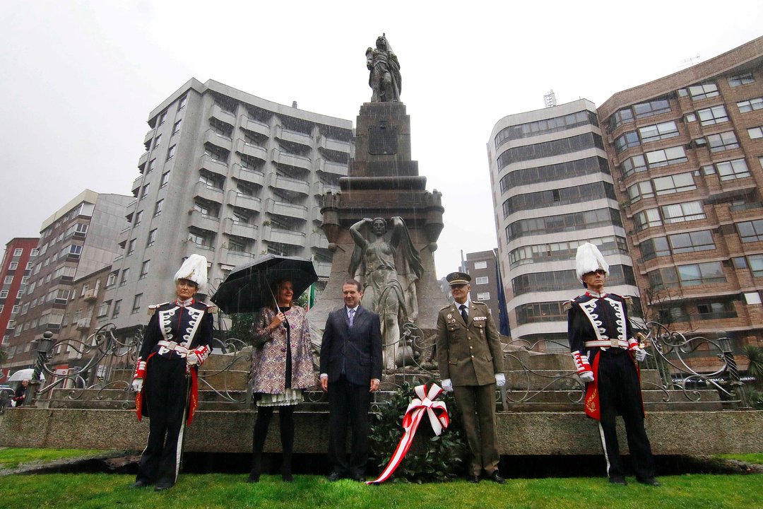 La ofrenda del año pasado ante el monumento de los héroes de la Reconquista.