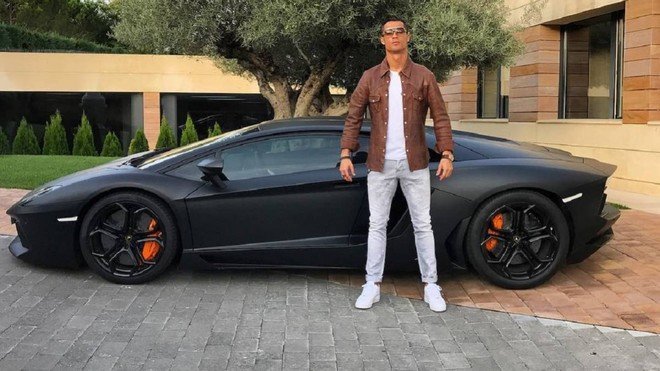 Cristiano Ronaldo con uno de sus coches