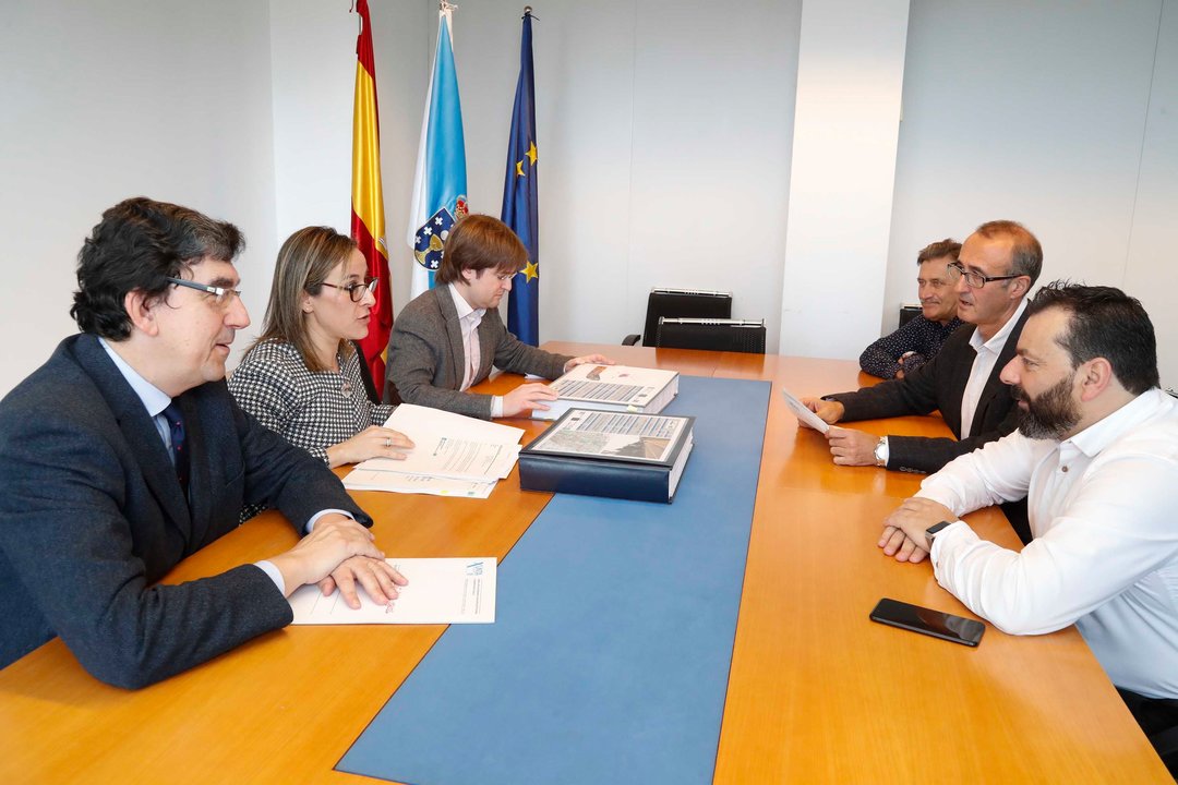 Los representantes de la Xunta con los alcaldes de Nigrán y Gondomar en el encuentro celebrado en Vigo.